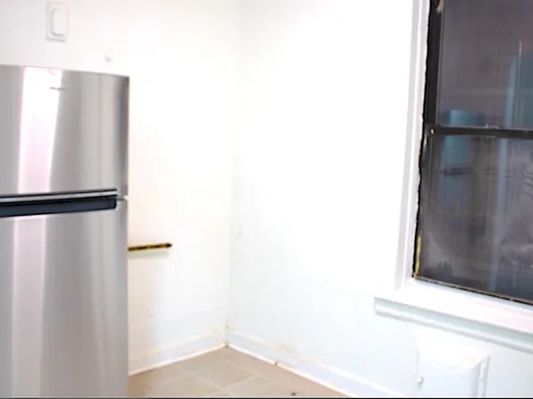 952 Saint Mark's Avenue image 7 of 10