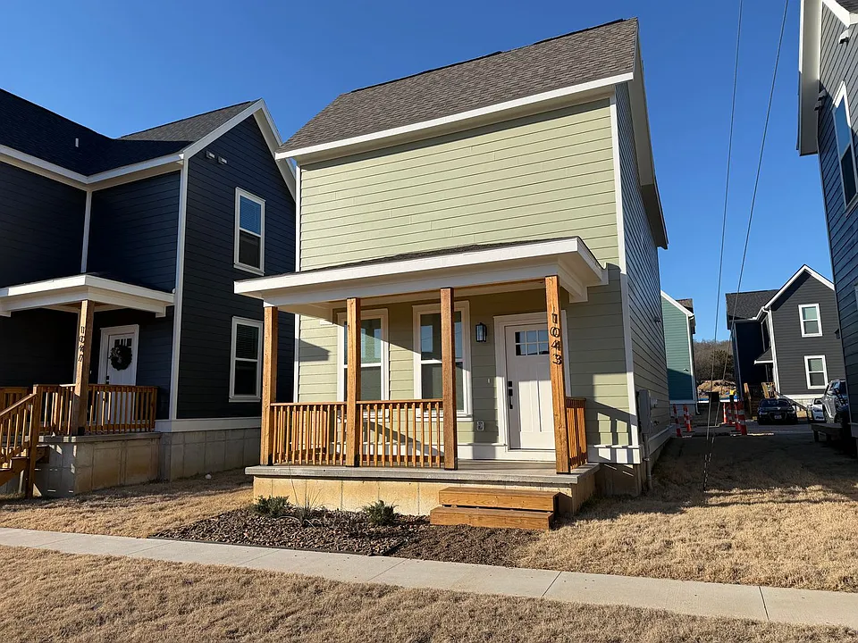 1043 S Laramie Hts