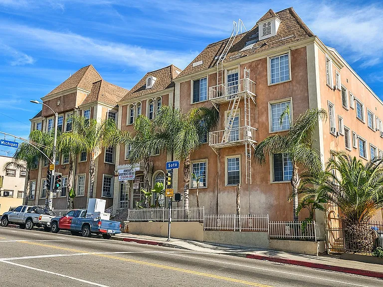 Soto Rose Apartments — Photo 31