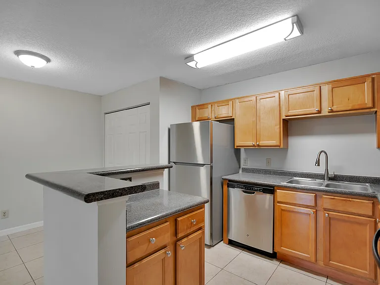 305 Lakepointe Dr #104 — Photo 2