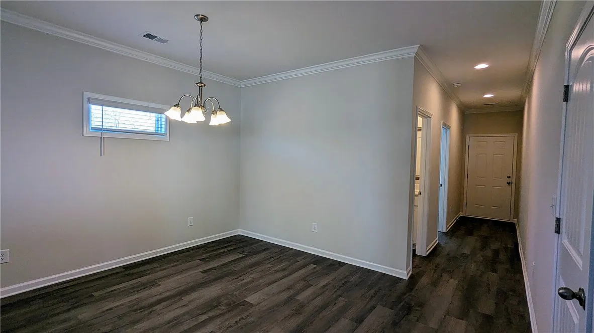 5 bed, 3.0 bath, $2,500 — Photo 2