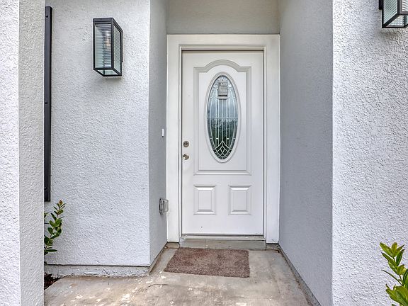 3rd image of 617 S De Leon Ave