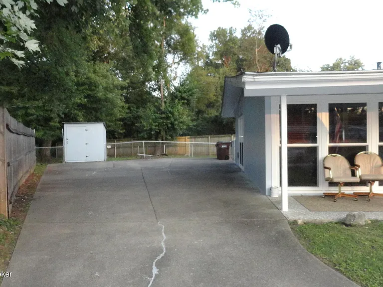 1913 Claremoor Dr — Photo 4