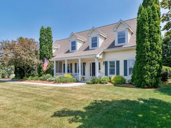 1608 Swallow DRIVE, Grafton, WI 53024