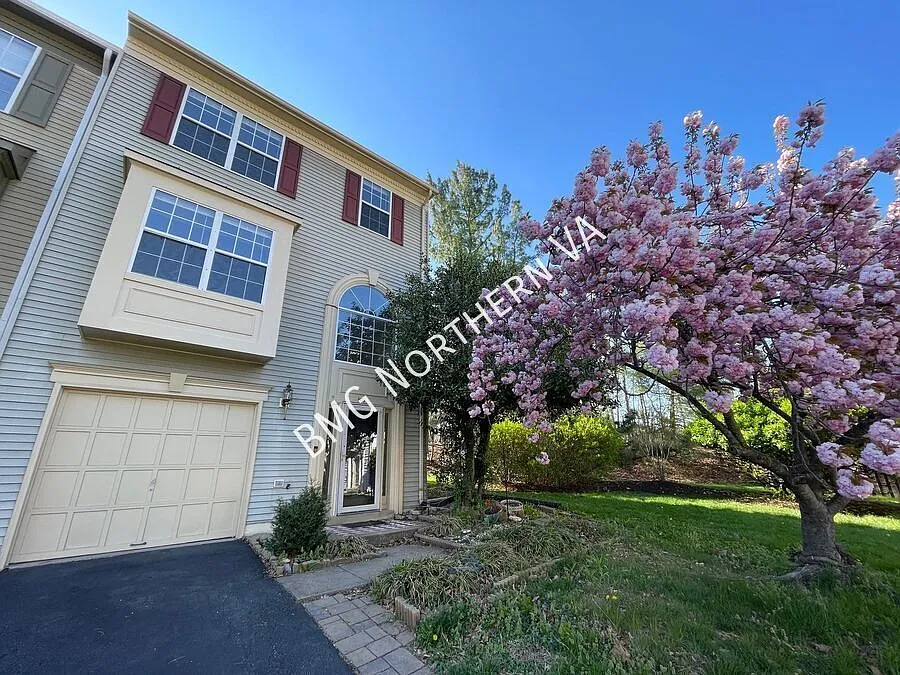 Building Photo - 865 Tall Oaks Sq SE