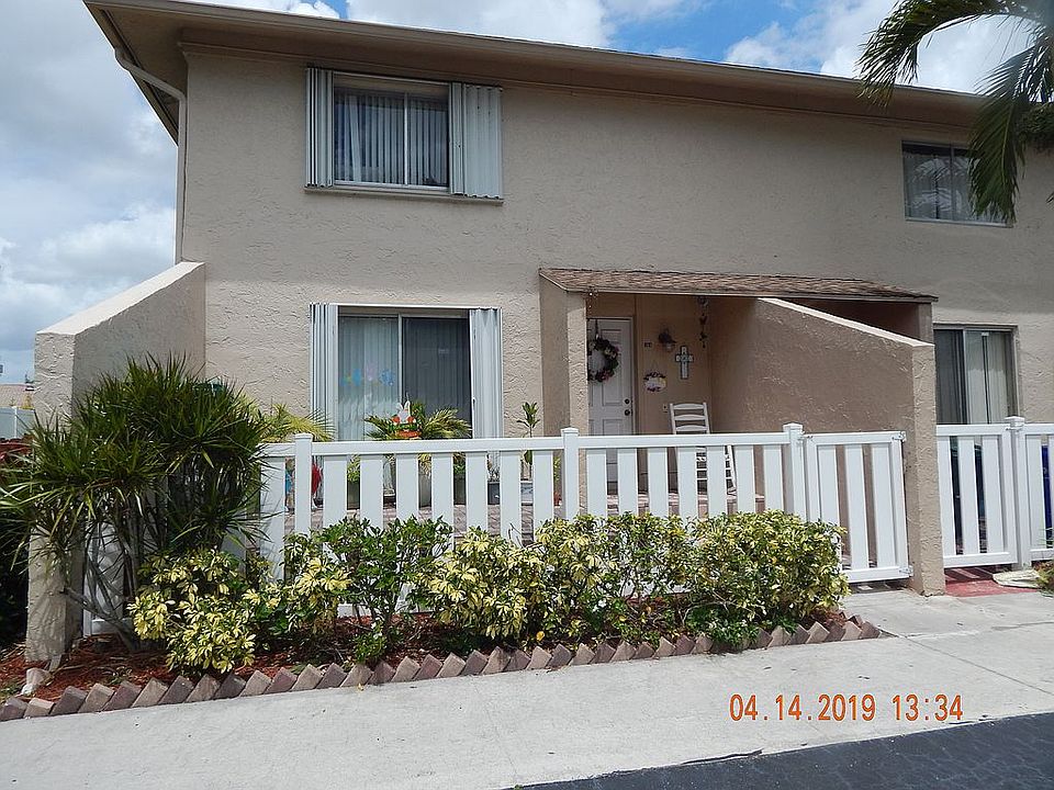 End Unit has Front Courtyard