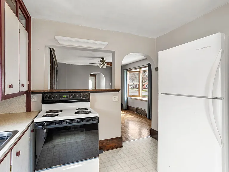 615 E 3rd St — Photo 3