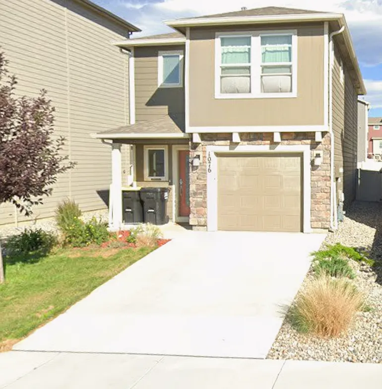 3 bed, 2.5 bath, 1372 sqft, $2,400 — Photo 1