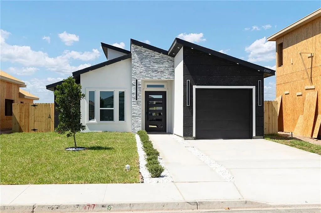 3 bed, 2.0 bath, 1400 sqft, $2,600 — Photo 1