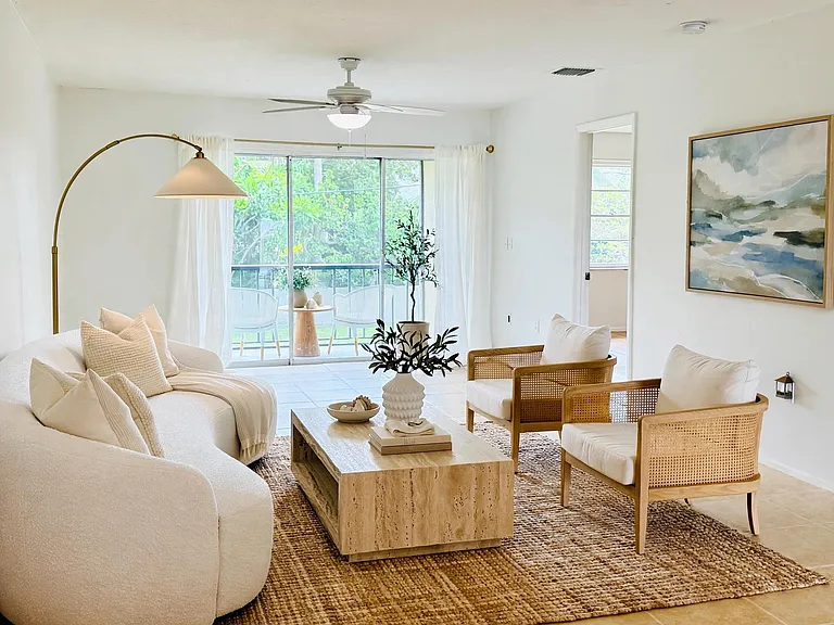 871 NW Sunset Dr #4 — Photo 3