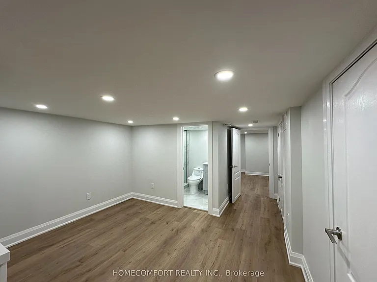 211 Osler St #LOWER — Photo 10