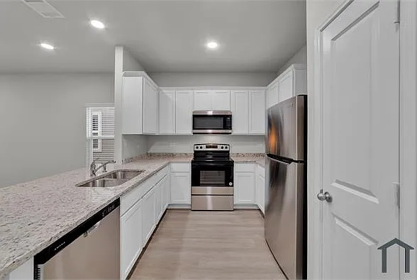 3 bed, 1250 sqft, $1,650 — Photo 3