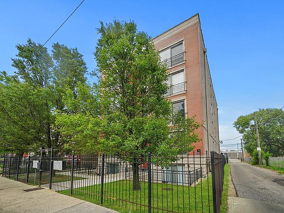 3rd image of 2741 W Congress Pkwy APT 1E