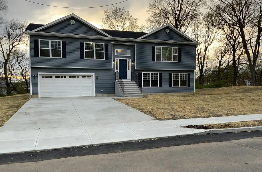 2 bed, 1050 sqft, $2,200 — Photo 1