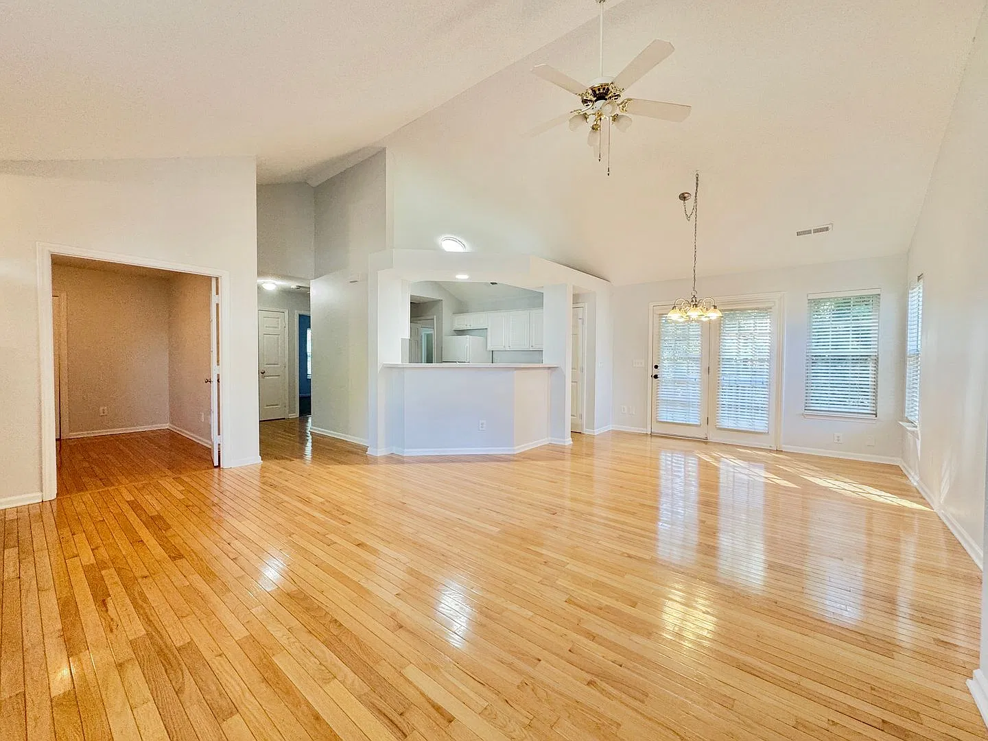Fantastic 3 BR House w/ Inviting Floor Plan in Kernodle/NW School District — Photo 4