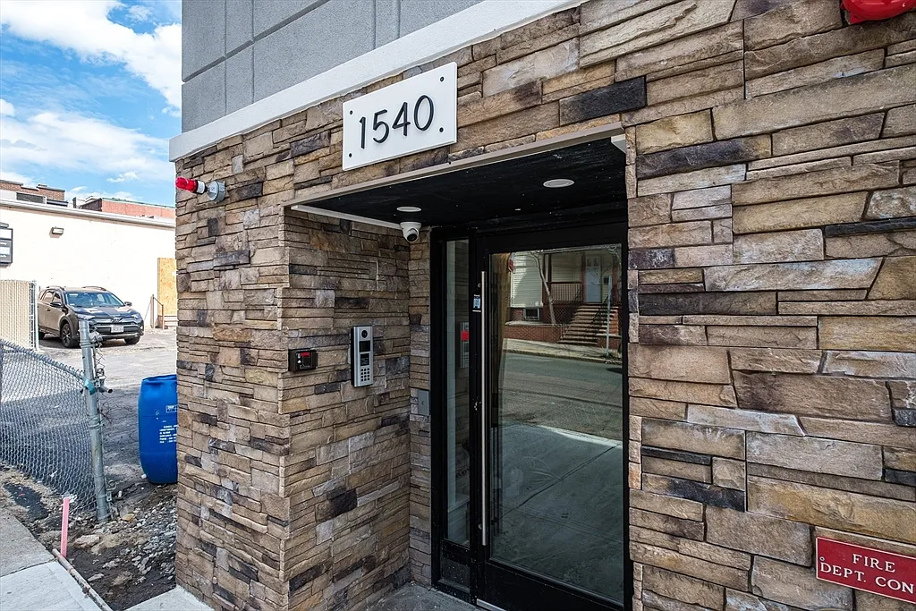 1 bed, 1.0 bath, 520 sqft, $2,300 — Photo 1