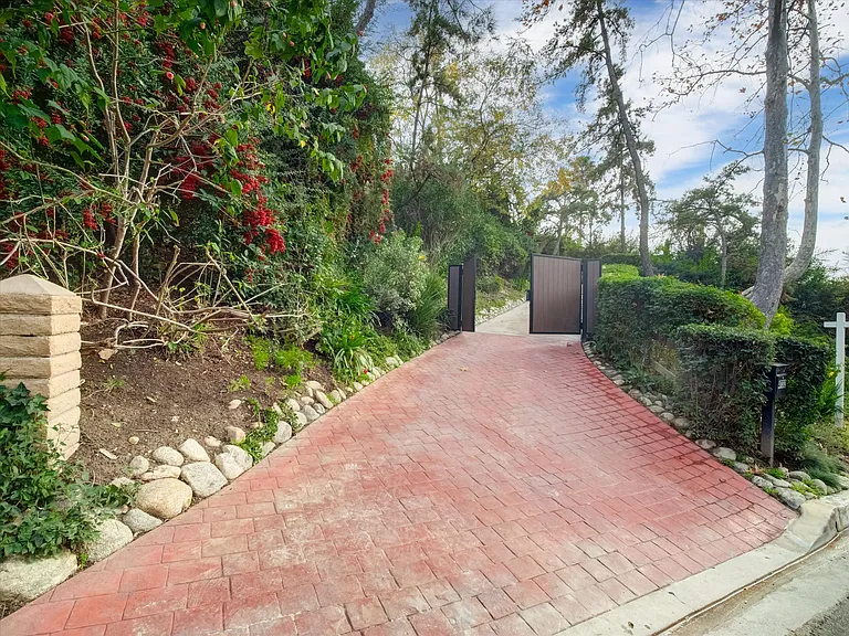 4732 Del Moreno Dr — Photo 38
