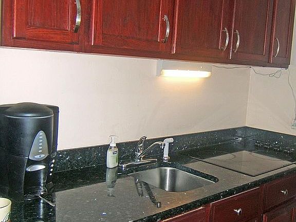 kitchen counter/cabinets