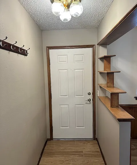 1000 S Howard Ave — Photo 2