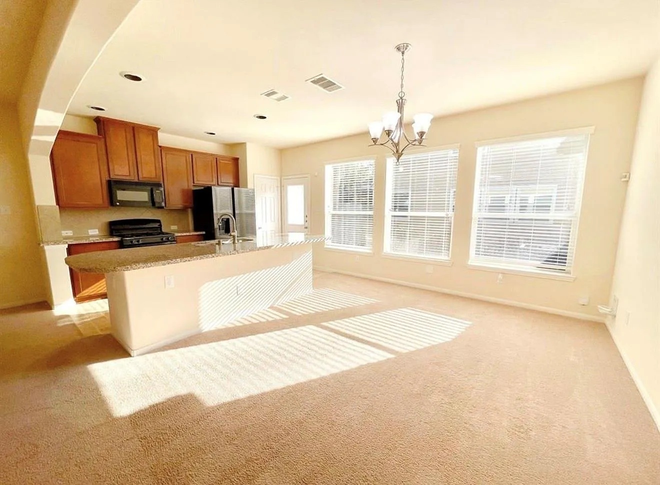 3 bed, 2.5 bath, 1869 sqft, $2,150 — Photo 4