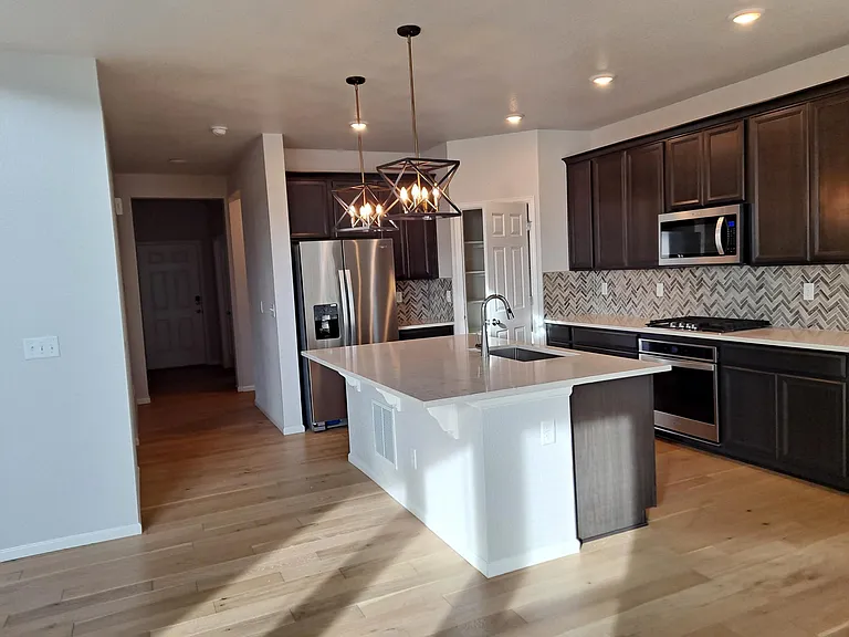 470 Hyde Park Cir — Photo 8