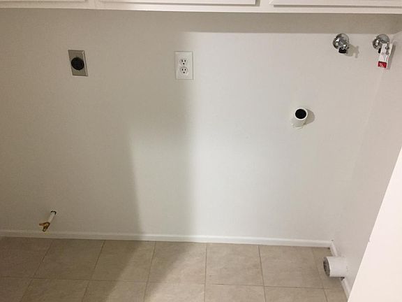 Gas or Electric Washer/Dryer Hookups