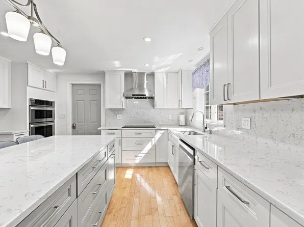 5 Lady Slipper Ln, Methuen, MA 01844