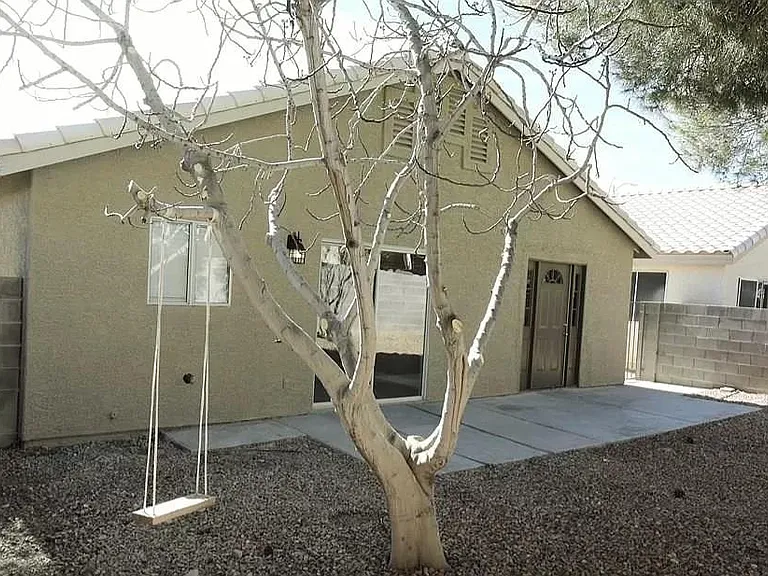 Spacious backyard - private and quiet