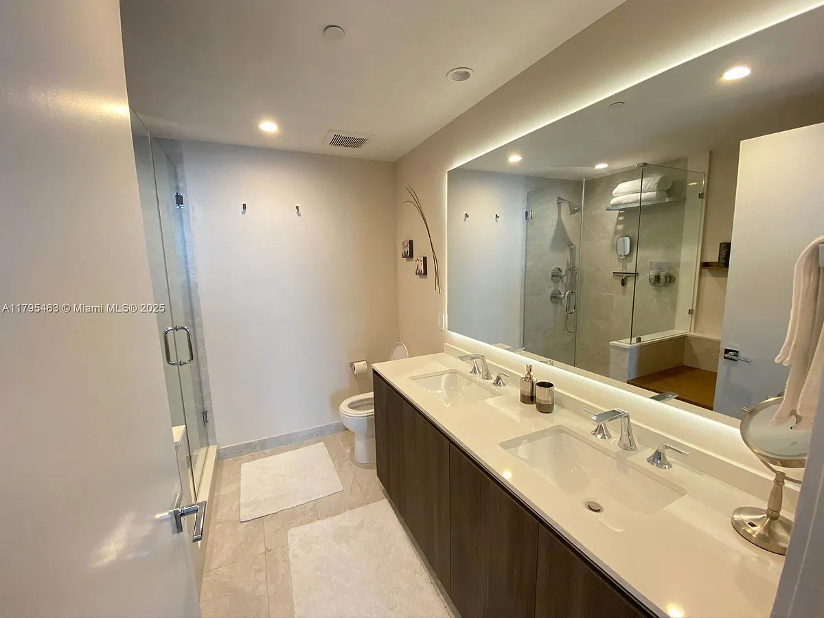 Building Photo - 488 NE 18th St #3911