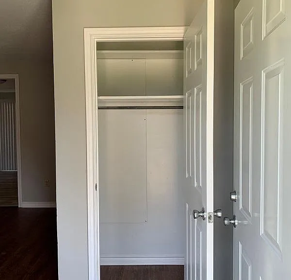409 E Emory St — Photo 2