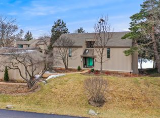 416 Old Barn Rd APT B, Lake Barrington, IL 60010