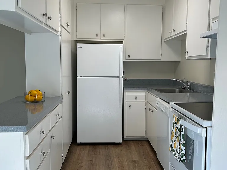 Skycrest Apartments — Photo 11