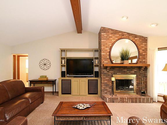 3rd image of 246 Thornridge Ct NW