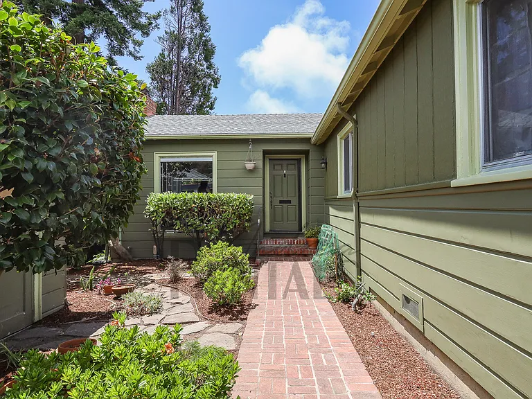 225 San Carlos Ave — Photo 2