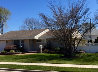 127 Pollok Pl, Hicksville, NY 11801