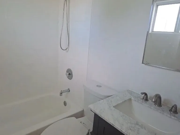 2562 Traction Ave — Photo 7