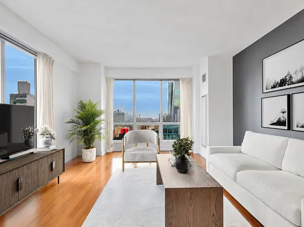350 W 42nd St APT 38E, New York, NY 10036