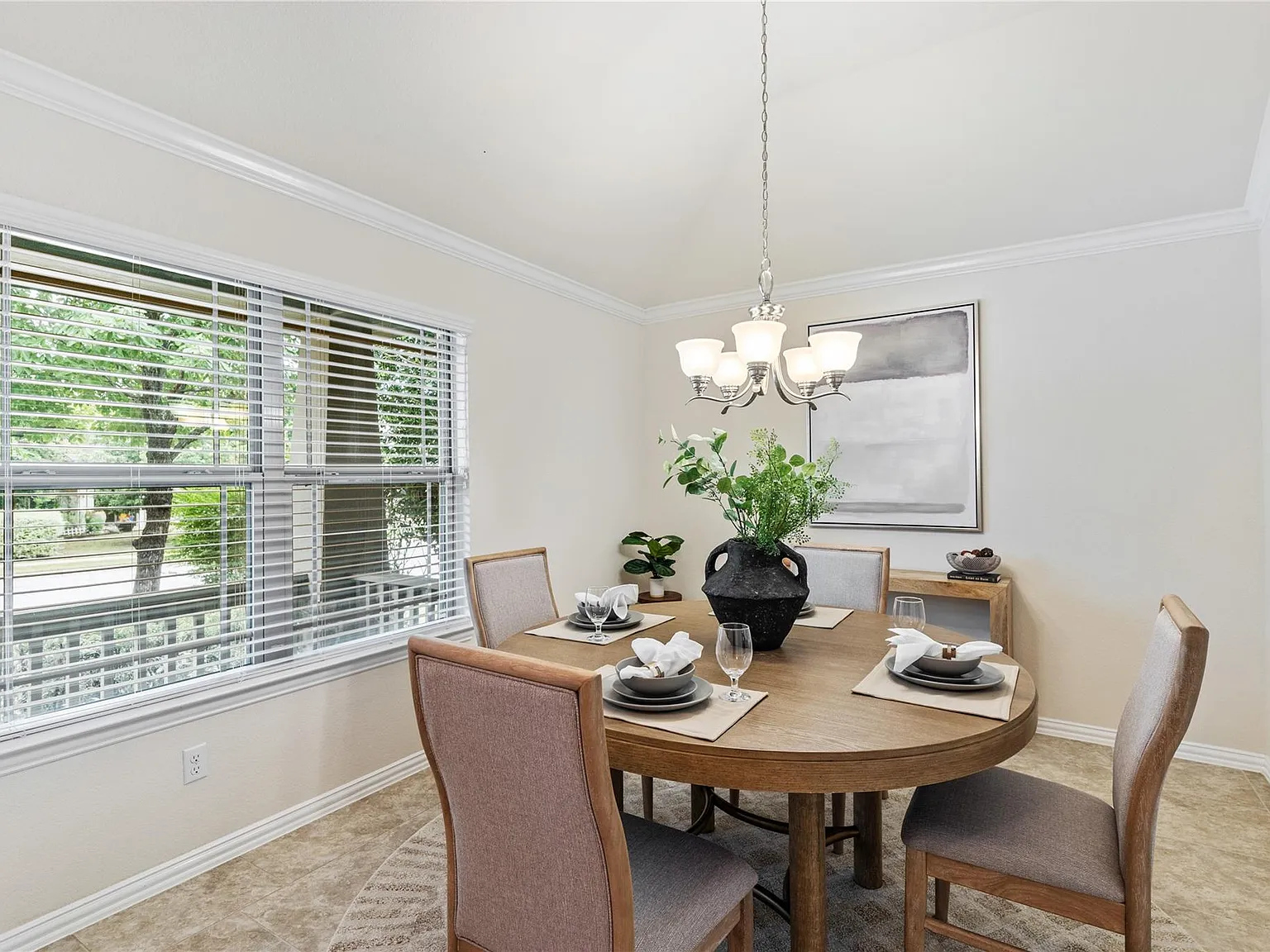 4 bed, 2.0 bath, 1995 sqft, $2,300 — Photo 4