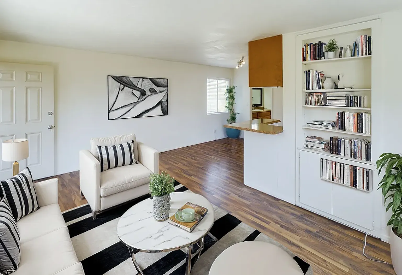 1 and 2 bedrooms in the heart of university heights! — Photo 2