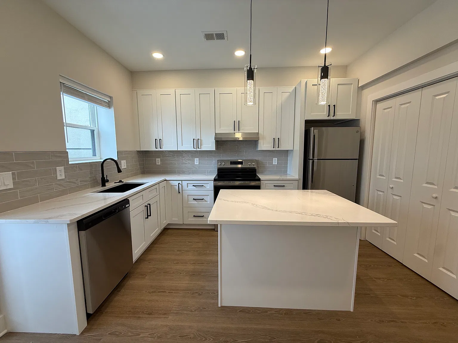 2 bed, 1300 sqft, $3,800 — Photo 3