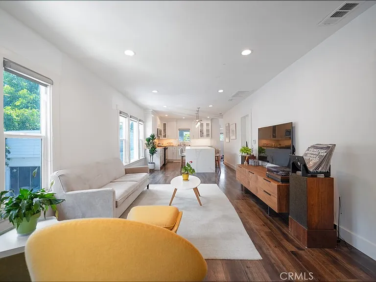 1553 Talmadge St — Photo 2