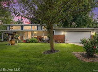 2540 N Trail Ct, Commerce Township, MI 48390