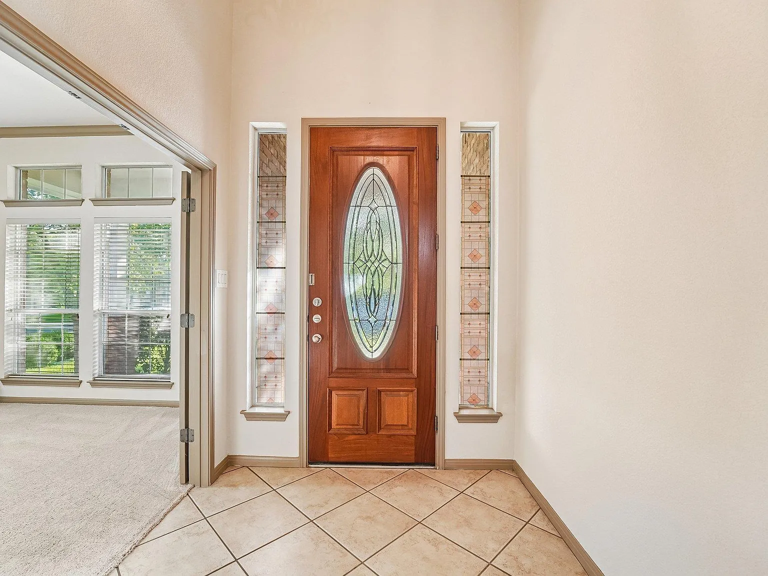 3 bed, 2.0 bath, 2262 sqft, $2,700 — Photo 4