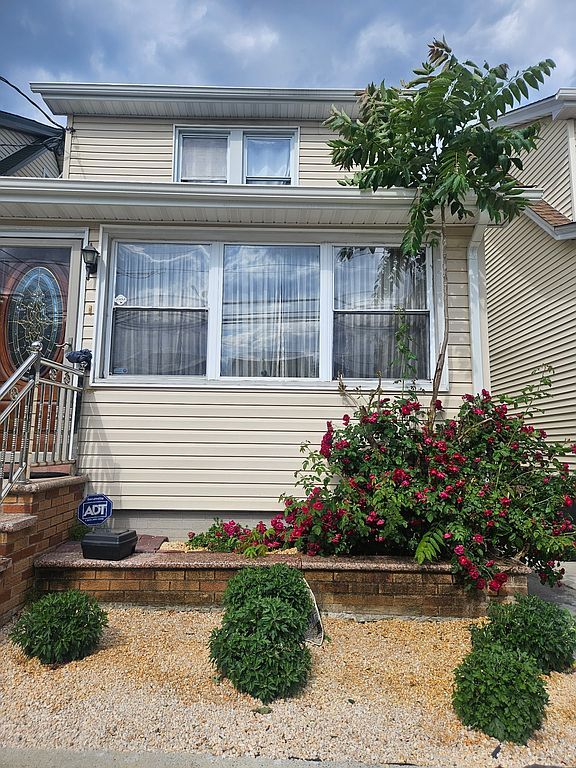 9059 208th St - Property Image