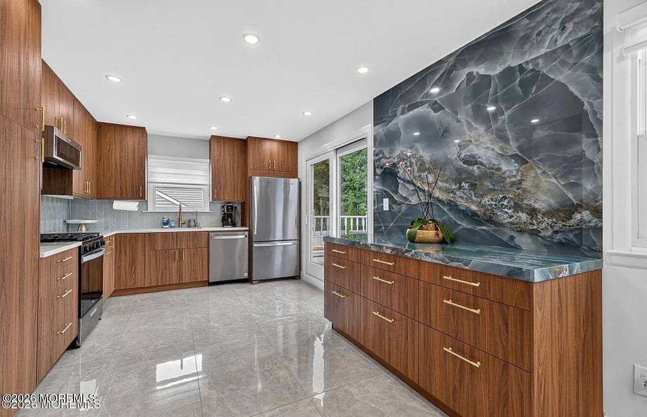 4 bed, $3,200 — Photo 3