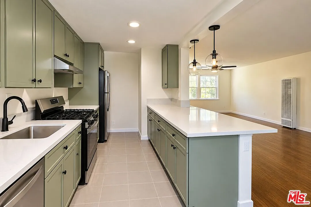 2 bed, 1.0 bath, 872 sqft, $3,400 — Photo 4
