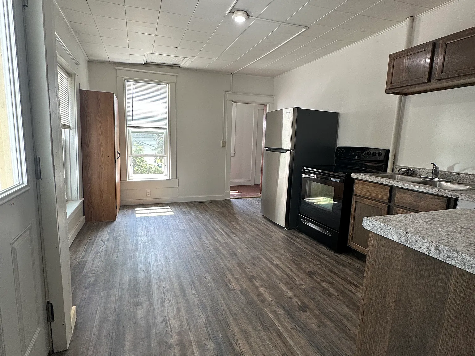 5 bed, $2,100 — Photo 3
