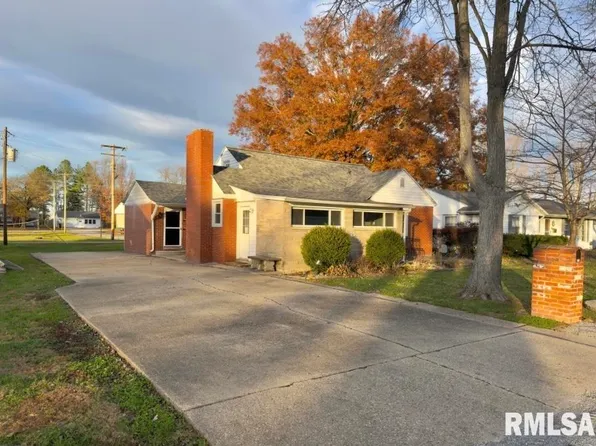 222 Hickory St, Flora, IL 62839