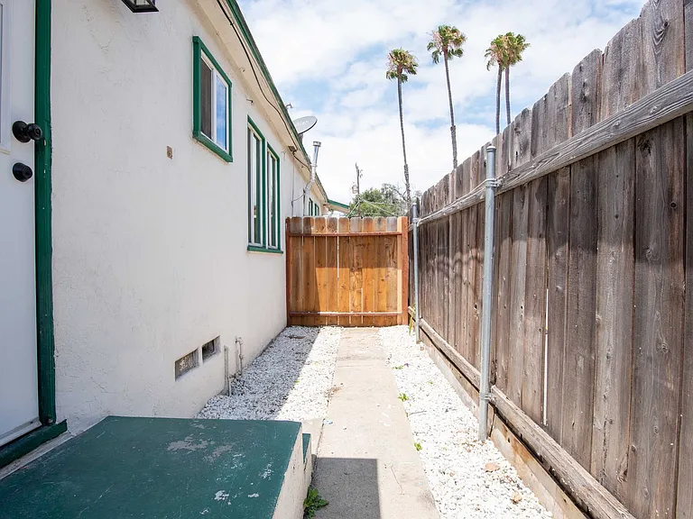 320 G St — Photo 10