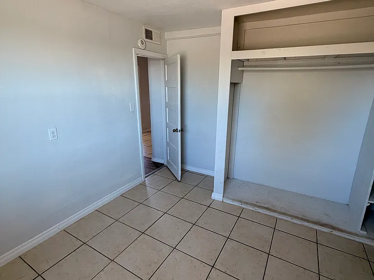 915 W 14th Ave — Photo 16
